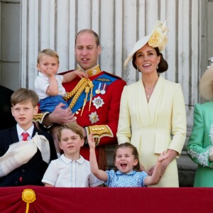 Le prince William et Kate Middleton, duchesse de Cambridge, avec leurs enfants le prince George, la princesse Charlotte et le prince Louis de Cambridge sur le balcon du palais de Buckingham à Londres le 8 juin 2019 lors de la parade Trooping the Colour.