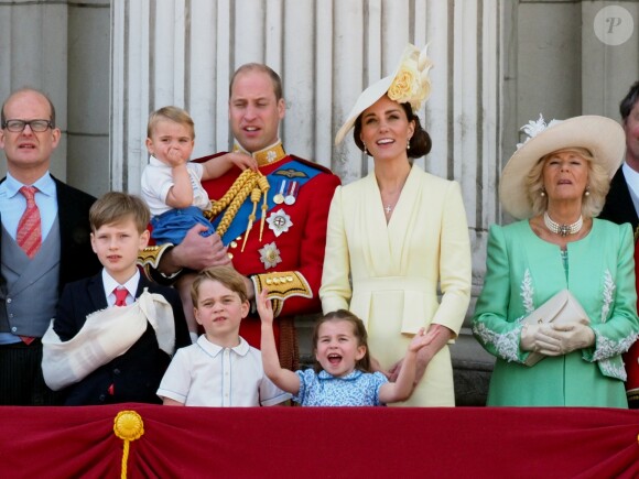 Le prince William et Kate Middleton, duchesse de Cambridge, avec leurs enfants le prince George, la princesse Charlotte et le prince Louis de Cambridge sur le balcon du palais de Buckingham à Londres le 8 juin 2019 lors de la parade Trooping the Colour.