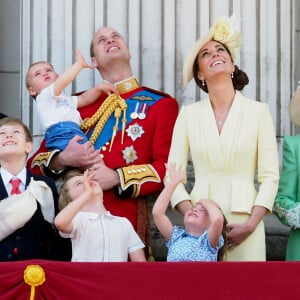 Le prince William et Kate Middleton, duchesse de Cambridge, avec leurs enfants le prince George, la princesse Charlotte et le prince Louis de Cambridge sur le balcon du palais de Buckingham à Londres le 8 juin 2019 lors de la parade Trooping the Colour.