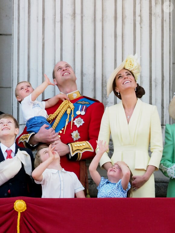 Le prince William et Kate Middleton, duchesse de Cambridge, avec leurs enfants le prince George, la princesse Charlotte et le prince Louis de Cambridge sur le balcon du palais de Buckingham à Londres le 8 juin 2019 lors de la parade Trooping the Colour.