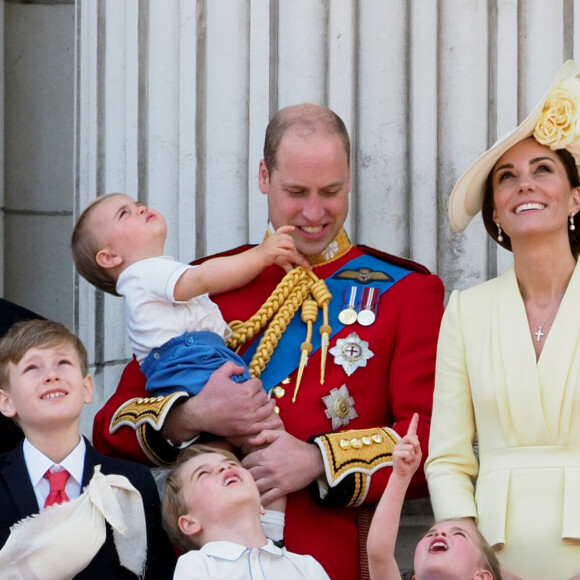 Le prince William et Kate Middleton, duchesse de Cambridge, avec leurs enfants le prince George, la princesse Charlotte et le prince Louis de Cambridge sur le balcon du palais de Buckingham à Londres le 8 juin 2019 lors de la parade Trooping the Colour.