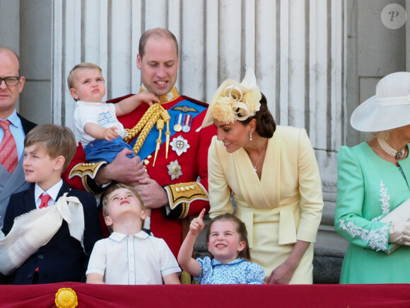 Le prince William et Kate Middleton, duchesse de Cambridge, avec leurs enfants le prince George, la princesse Charlotte et le prince Louis de Cambridge sur le balcon du palais de Buckingham à Londres le 8 juin 2019 lors de la parade Trooping the Colour.