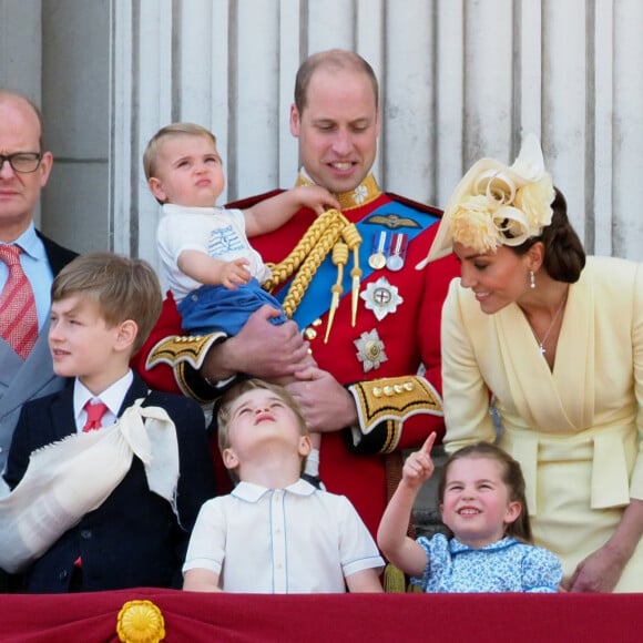 Le prince William et Kate Middleton, duchesse de Cambridge, avec leurs enfants le prince George, la princesse Charlotte et le prince Louis de Cambridge sur le balcon du palais de Buckingham à Londres le 8 juin 2019 lors de la parade Trooping the Colour.