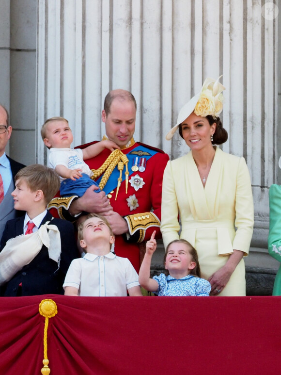 Le prince William et Kate Middleton, duchesse de Cambridge, avec leurs enfants le prince George, la princesse Charlotte et le prince Louis de Cambridge sur le balcon du palais de Buckingham à Londres le 8 juin 2019 lors de la parade Trooping the Colour.