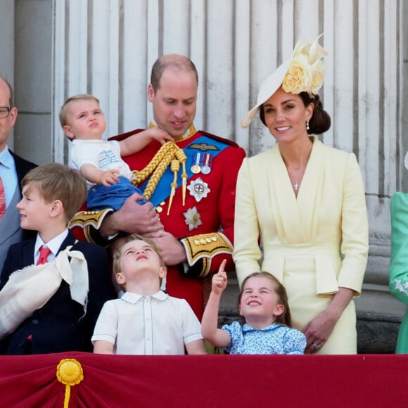 Le prince William et Kate Middleton, duchesse de Cambridge, avec leurs enfants le prince George, la princesse Charlotte et le prince Louis de Cambridge sur le balcon du palais de Buckingham à Londres le 8 juin 2019 lors de la parade Trooping the Colour.