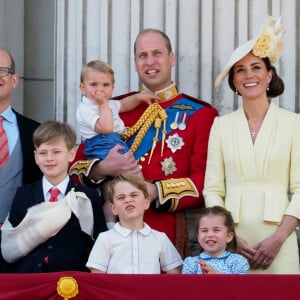 Le prince William et Kate Middleton, duchesse de Cambridge, avec leurs enfants le prince George, la princesse Charlotte et le prince Louis de Cambridge sur le balcon du palais de Buckingham à Londres le 8 juin 2019 lors de la parade Trooping the Colour.