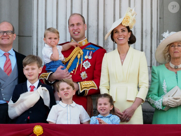 Le prince William et Kate Middleton, duchesse de Cambridge, avec leurs enfants le prince George, la princesse Charlotte et le prince Louis de Cambridge sur le balcon du palais de Buckingham à Londres le 8 juin 2019 lors de la parade Trooping the Colour.