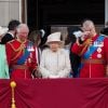 La reine Elizabeth II entre ses fils le prince Charles et le prince Andrew au balcon du palais de Buckingham à Londres le 8 juin 2019 lors de la parade Trooping the Colour.
