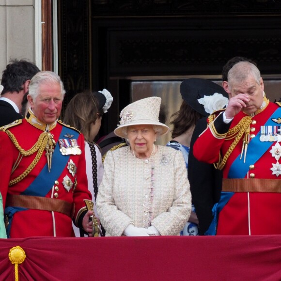 La reine Elizabeth II entre ses fils le prince Charles et le prince Andrew au balcon du palais de Buckingham à Londres le 8 juin 2019 lors de la parade Trooping the Colour.