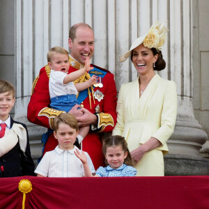 Le prince William et Kate Middleton, duchesse de Cambridge, avec leurs enfants le prince George, la princesse Charlotte et le prince Louis de Cambridge sur le balcon du palais de Buckingham à Londres le 8 juin 2019 lors de la parade Trooping the Colour.