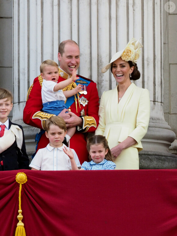 Le prince William et Kate Middleton, duchesse de Cambridge, avec leurs enfants le prince George, la princesse Charlotte et le prince Louis de Cambridge sur le balcon du palais de Buckingham à Londres le 8 juin 2019 lors de la parade Trooping the Colour.