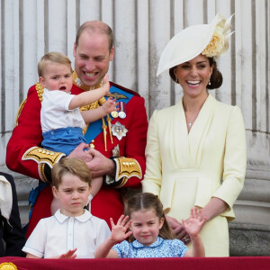 Le prince William et Kate Middleton, duchesse de Cambridge, avec leurs enfants le prince George, la princesse Charlotte et le prince Louis de Cambridge sur le balcon du palais de Buckingham à Londres le 8 juin 2019 lors de la parade Trooping the Colour.