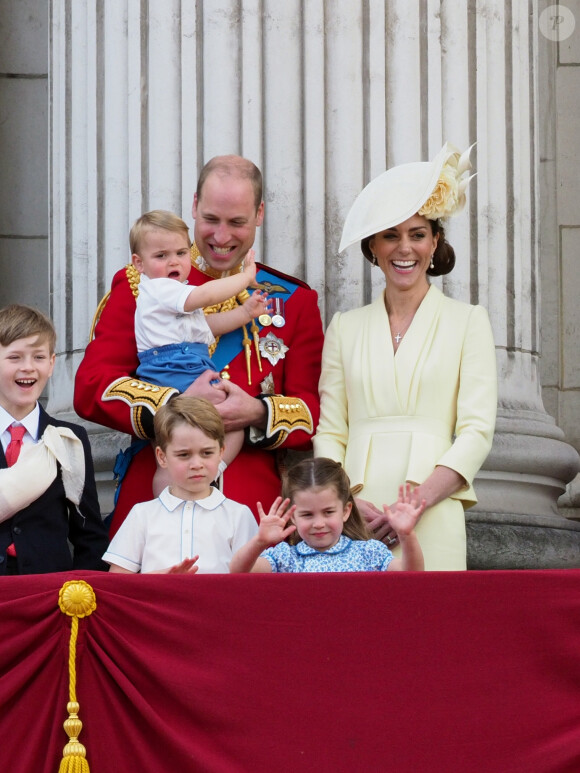 Le prince William et Kate Middleton, duchesse de Cambridge, avec leurs enfants le prince George, la princesse Charlotte et le prince Louis de Cambridge sur le balcon du palais de Buckingham à Londres le 8 juin 2019 lors de la parade Trooping the Colour.
