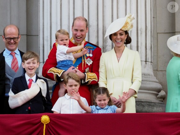 Le prince William et Kate Middleton, duchesse de Cambridge, avec leurs enfants le prince George, la princesse Charlotte et le prince Louis de Cambridge sur le balcon du palais de Buckingham à Londres le 8 juin 2019 lors de la parade Trooping the Colour.