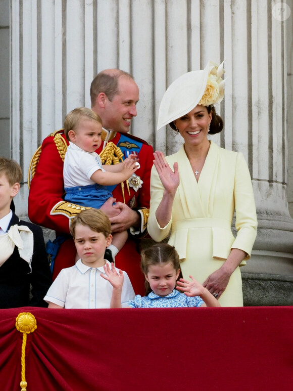 Le prince William et Kate Middleton, duchesse de Cambridge, avec leurs enfants le prince George, la princesse Charlotte et le prince Louis de Cambridge sur le balcon du palais de Buckingham à Londres le 8 juin 2019 lors de la parade Trooping the Colour.