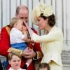 George et Charlotte de Cambridge avec leurs parents le prince William et Kate Middleton, duchesse de Cambridge, et leur frère le prince Louis de Cambridge au balcon du palais de Buckingham à Londres le 8 juin 2019 lors de la parade Trooping the Colour.