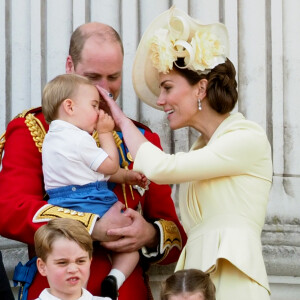 George et Charlotte de Cambridge avec leurs parents le prince William et Kate Middleton, duchesse de Cambridge, et leur frère le prince Louis de Cambridge au balcon du palais de Buckingham à Londres le 8 juin 2019 lors de la parade Trooping the Colour.