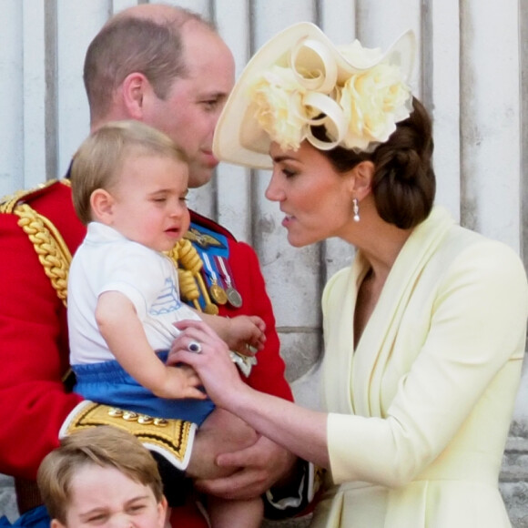 George et Charlotte de Cambridge avec leurs parents le prince William et Kate Middleton, duchesse de Cambridge, et leur frère le prince Louis de Cambridge au balcon du palais de Buckingham à Londres le 8 juin 2019 lors de la parade Trooping the Colour.