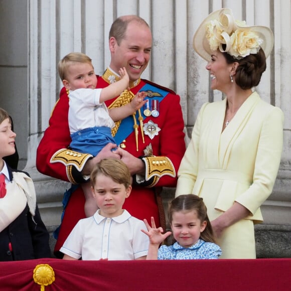 Le prince William et Kate Middleton, duchesse de Cambridge, avec leurs enfants le prince George, la princesse Charlotte et le prince Louis de Cambridge sur le balcon du palais de Buckingham à Londres le 8 juin 2019 lors de la parade Trooping the Colour.