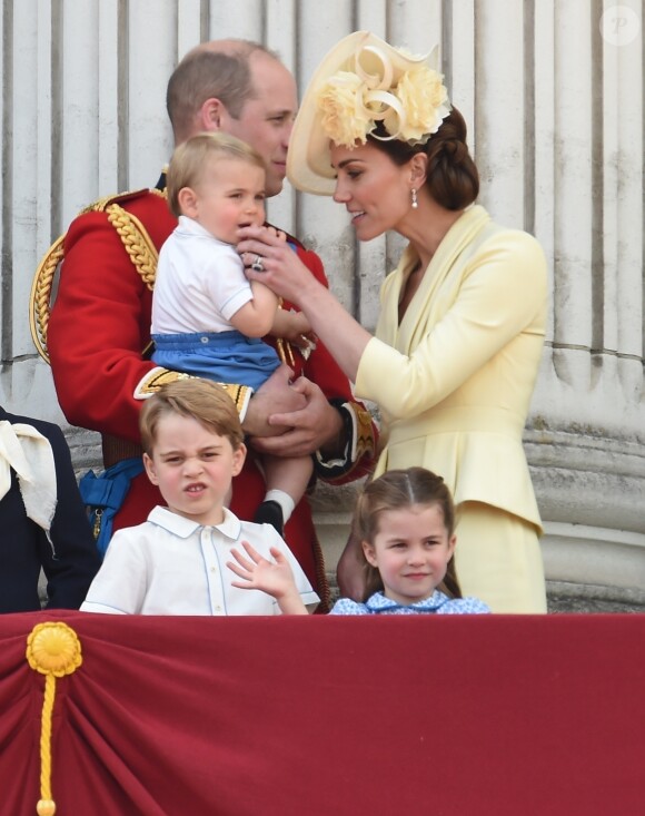 Le prince Louis de Cambridge, troisième enfant du prince William et de Kate Middleton, duchesse de Cambridge, empêché de sucer son pouce alors qu'il assistait pour la première fois le 8 juin 2019 à la parade Trooping the Colour, depuis le balcon du palais de Buckingham à Londres.