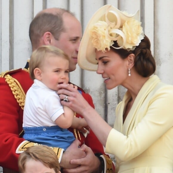 Le prince Louis de Cambridge, troisième enfant du prince William et de Kate Middleton, duchesse de Cambridge, empêché de sucer son pouce alors qu'il assistait pour la première fois le 8 juin 2019 à la parade Trooping the Colour, depuis le balcon du palais de Buckingham à Londres.