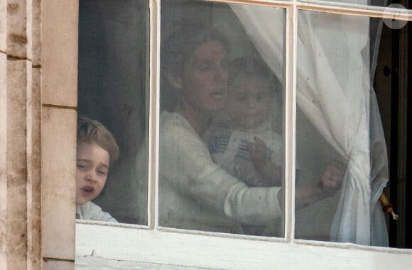 Le prince Louis de Cambridge, troisième enfant du prince William et de Kate Middleton, ici dans les bras de la nourrice Maria Teresa Turrion Borrallo, assistait pour la première fois le 8 juin 2019 à la parade Trooping the Colour, depuis le balcon du palais de Buckingham à Londres.