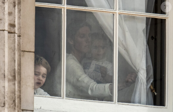 Le prince Louis de Cambridge, troisième enfant du prince William et de Kate Middleton, ici dans les bras de la nourrice Maria Teresa Turrion Borrallo, assistait pour la première fois le 8 juin 2019 à la parade Trooping the Colour, depuis le balcon du palais de Buckingham à Londres.