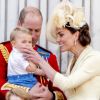 Kate Middleton a en douceur empêché son fils le prince Louis de Cambridge, âgé de 13 mois, de sucer son pouce alors qu'il assistait pour la première fois le 8 juin 2019 à la parade Trooping the Colour, depuis le balcon du palais de Buckingham à Londres.