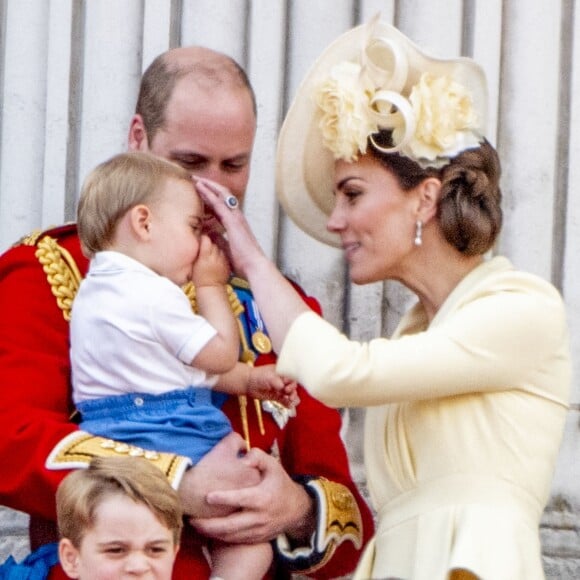 Kate Middleton, duchesse de Cambridge, a en douceur empêché son fils le prince Louis de Cambridge, âgé de 13 mois, de sucer son pouce alors qu'il assistait pour la première fois le 8 juin 2019 à la parade Trooping the Colour, depuis le balcon du palais de Buckingham à Londres.