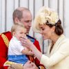 La duchesse de Cambridge, a en douceur empêché son fils le prince Louis de Cambridge, âgé de 13 mois, de sucer son pouce alors qu'il assistait pour la première fois le 8 juin 2019 à la parade Trooping the Colour, depuis le balcon du palais de Buckingham à Londres.
