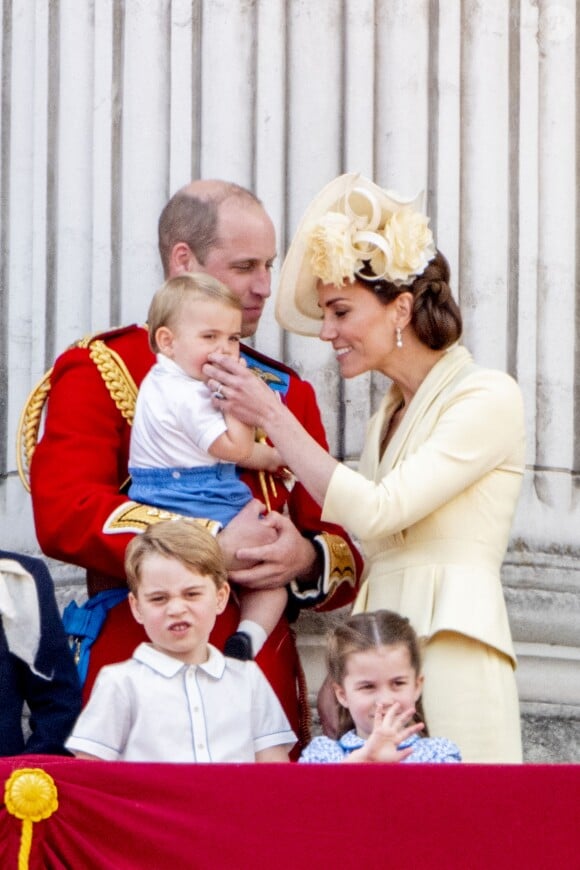 La duchesse de Cambridge, a en douceur empêché son fils le prince Louis de Cambridge, âgé de 13 mois, de sucer son pouce alors qu'il assistait pour la première fois le 8 juin 2019 à la parade Trooping the Colour, depuis le balcon du palais de Buckingham à Londres.