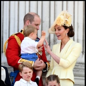 Kate Middleton, duchesse de Cambridge, a en douceur empêché son fils le prince Louis de Cambridge, âgé de 13 mois, de sucer son pouce alors qu'il assistait pour la première fois le 8 juin 2019 à la parade Trooping the Colour, depuis le balcon du palais de Buckingham à Londres.