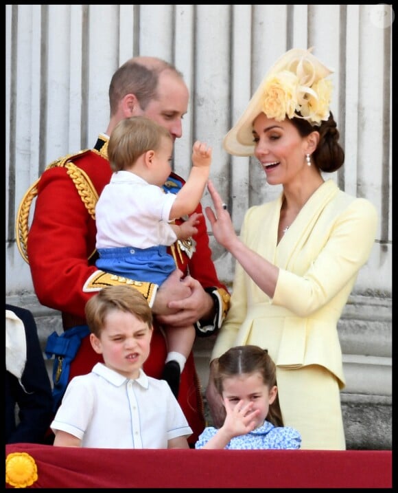 Kate Middleton, duchesse de Cambridge, a en douceur empêché son fils le prince Louis de Cambridge, âgé de 13 mois, de sucer son pouce alors qu'il assistait pour la première fois le 8 juin 2019 à la parade Trooping the Colour, depuis le balcon du palais de Buckingham à Londres.