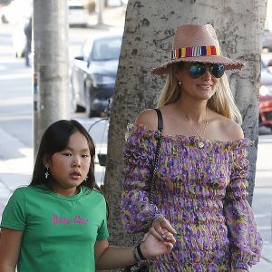 Laeticia Hallyday et sa fille Joy - Laeticia Hallyday et ses filles Jade et Joy arrivent au restaurant Gladstones pour déjeuner à Los Angeles, le 30 mars 2019.