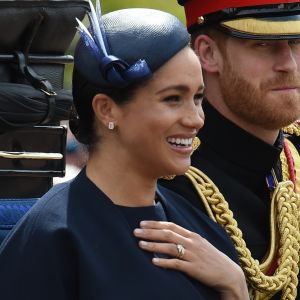 Meghan Markle, duchesse de Sussex, portait pour la première fois en public une bague d'éternité offerte par le prince Harry pour leur premier anniversaire de mariage, lors de la parade Trooping the Colour 2019 au palais de Buckingham, à Londres, le 8 juin 2019.