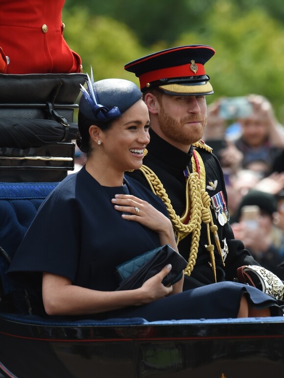 Meghan Markle, duchesse de Sussex, portait pour la première fois en public une bague d'éternité offerte par le prince Harry pour leur premier anniversaire de mariage, lors de la parade Trooping the Colour 2019 au palais de Buckingham, à Londres, le 8 juin 2019.
