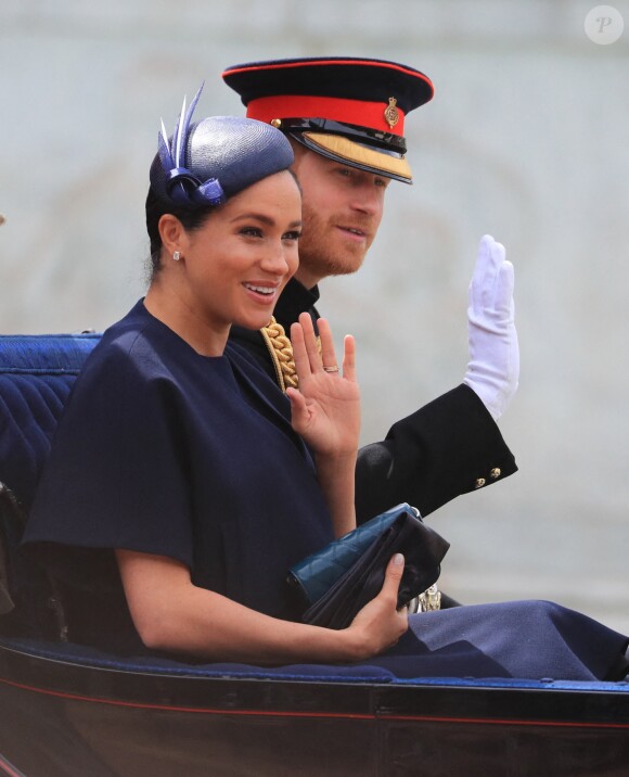 Meghan Markle, duchesse de Sussex, portait une bague d'éternité à l'annulaire de la main gauche, cadeau du prince Harry pour leur premier anniversaire de mariage, lors de la parade Trooping the Colour à Londres le 8 juin 2019.