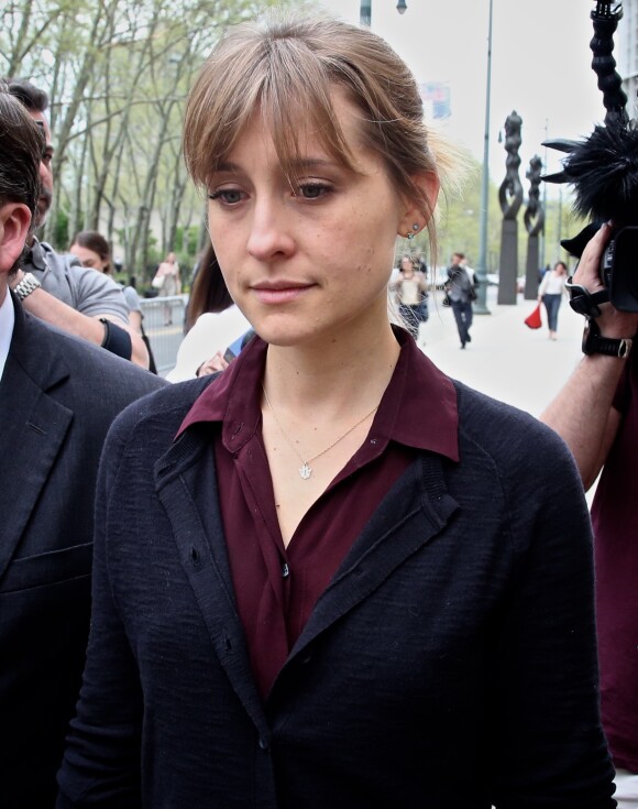 Allison Mack quittant une audience au tribunal de Brooklyn à New York le 4 mai 2018