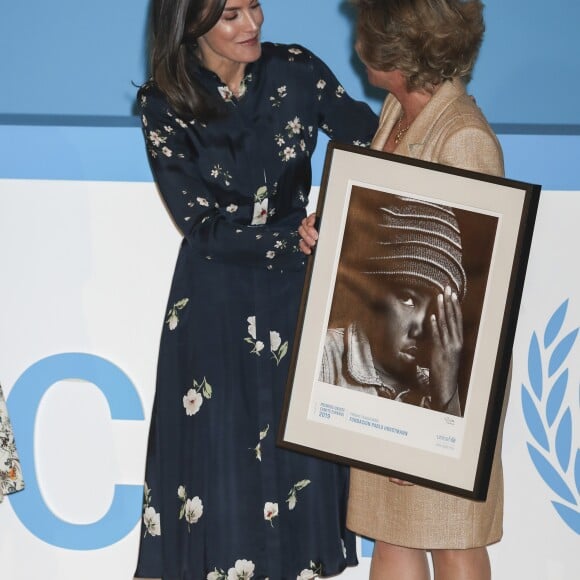 La reine Letizia d'Espagne (en robe Massimo Dutti) lors de la cérémonie de remise des Prix du comité espagnol de l'UNICEF 2019 le 11 juin 2019 au siège du Conseil supérieur de la recherche scientifique à Madrid.