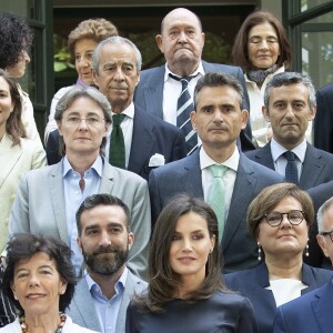 La reine Letizia d'Espagne (haut Mango, pantalon Hugo Boss) présidait à la réunion du patronage de la résidence étudiante à Madrid le 6 juin 2019.