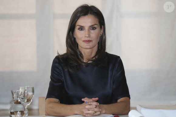 La reine Letizia d'Espagne (haut Mango, pantalon Hugo Boss) présidait à la réunion du patronage de la résidence étudiante à Madrid le 6 juin 2019.