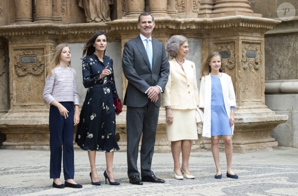 La reine Letizia d'Espagne portait une robe Massimo Dutti pour la messe de Pâques à la cathédrale de Palma de Majorque le 21 avril 2019