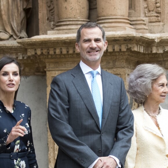 La reine Letizia d'Espagne portait une robe Massimo Dutti pour la messe de Pâques à la cathédrale de Palma de Majorque le 21 avril 2019