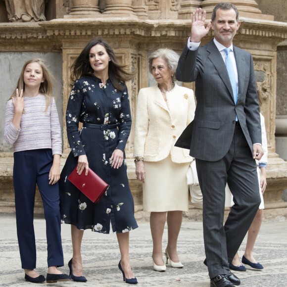 La reine Letizia d'Espagne portait une robe Massimo Dutti pour la messe de Pâques à la cathédrale de Palma de Majorque le 21 avril 2019