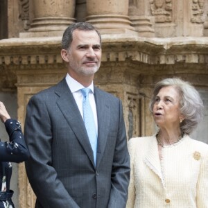 La reine Letizia d'Espagne portait une robe Massimo Dutti pour la messe de Pâques à la cathédrale de Palma de Majorque le 21 avril 2019