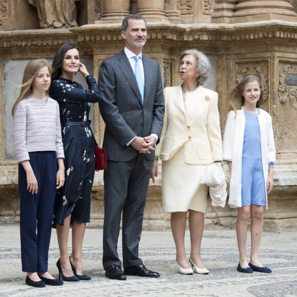 La reine Letizia d'Espagne portait une robe Massimo Dutti pour la messe de Pâques à la cathédrale de Palma de Majorque le 21 avril 2019