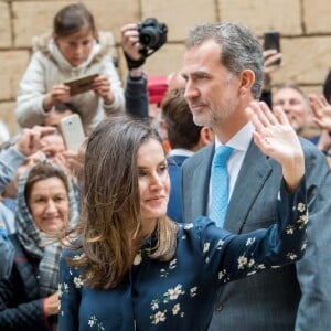 La reine Letizia d'Espagne portait une robe Massimo Dutti pour la messe de Pâques à la cathédrale de Palma de Majorque le 21 avril 2019