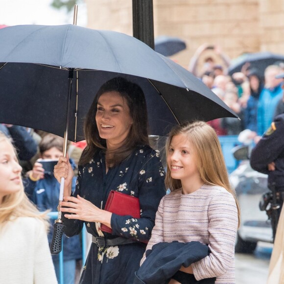 La reine Letizia d'Espagne portait une robe Massimo Dutti pour la messe de Pâques à la cathédrale de Palma de Majorque le 21 avril 2019