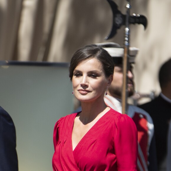 La reine Letizia d'Espagne portait une robe Cherubina lors du défilé militaire de la Journée des forces armées à Séville, le samedi 1er juin 2019.