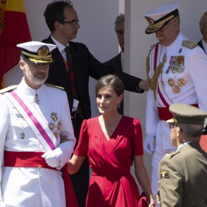 La reine Letizia d'Espagne portait une robe Cherubina lors du défilé militaire de la Journée des forces armées à Séville, le samedi 1er juin 2019.
